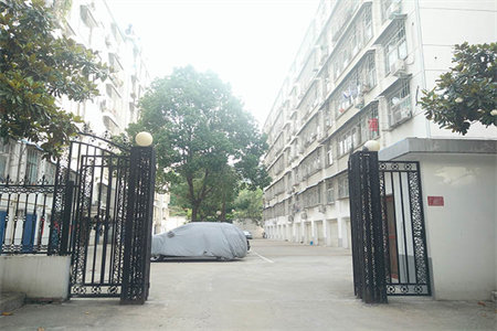 桃园小区三室两厅106平米中等装修有储出售